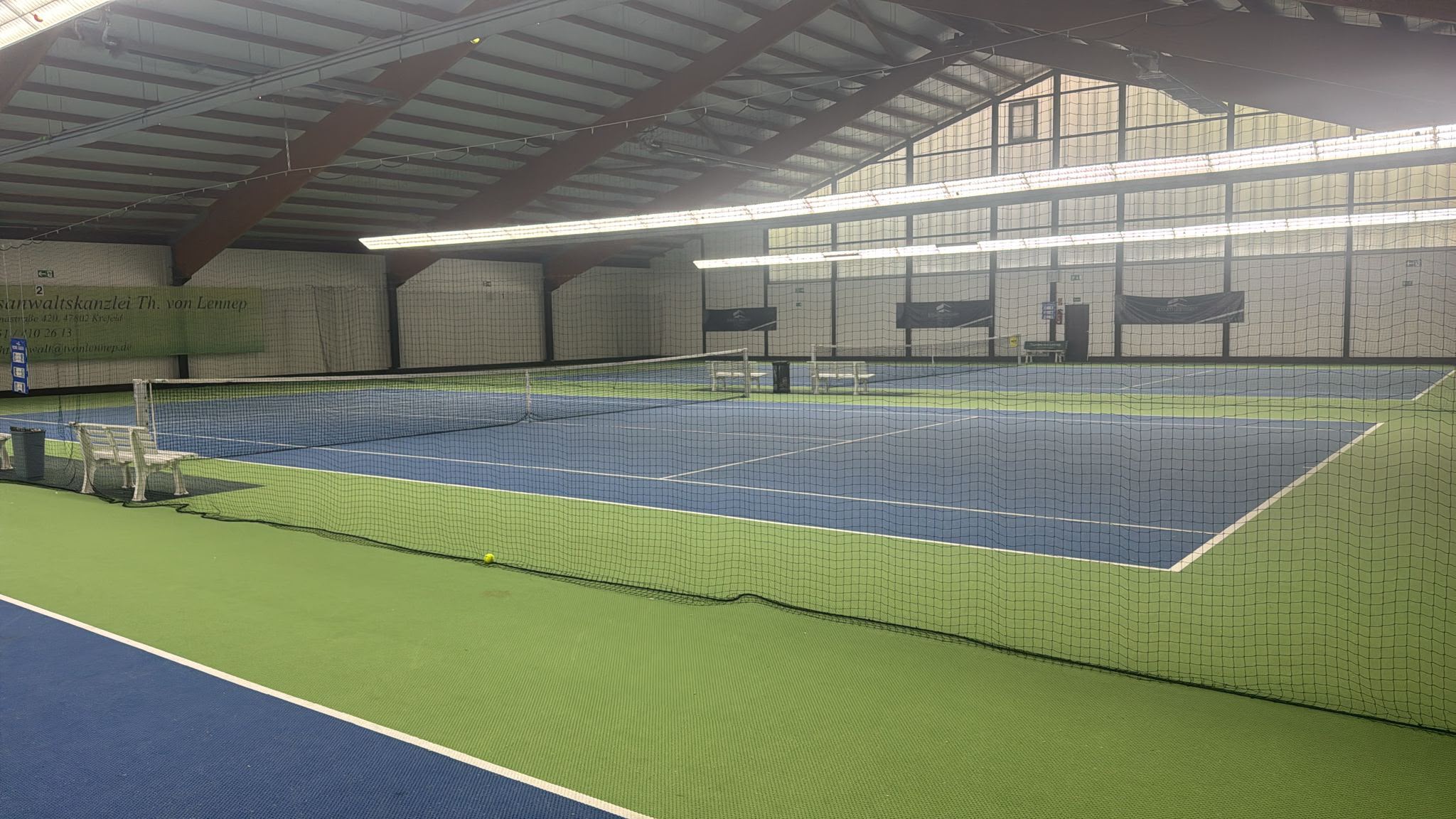 Tennishalle Traar Innenansicht Platz 1